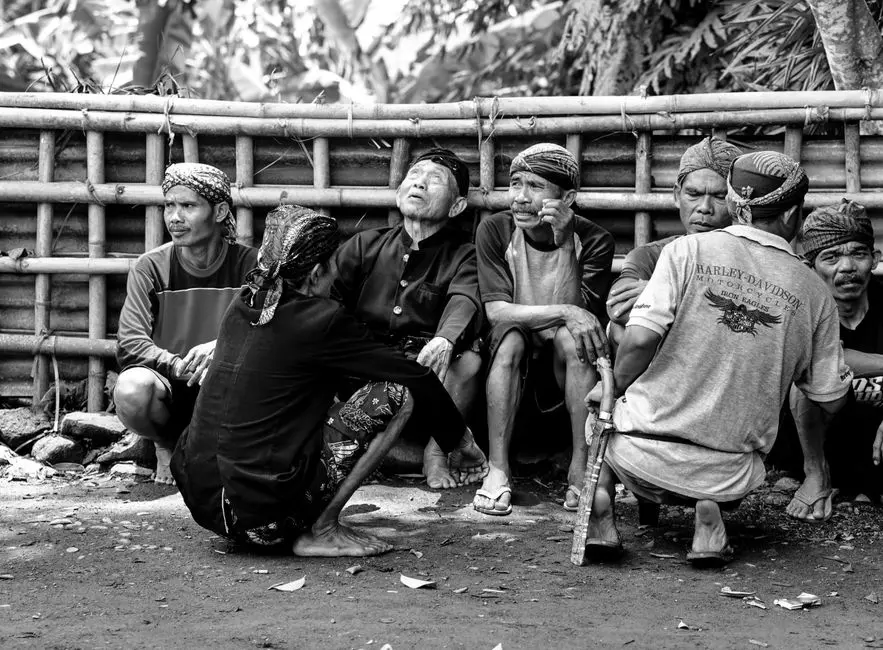 Ilustrasi sekelompok orang duduk melingkar di taman sambil berdiskusi