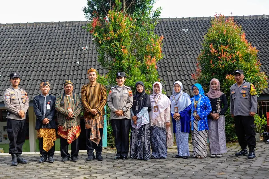 Kegiatan warga Waiubak yang mempererat hubungan antaranggota komunitas